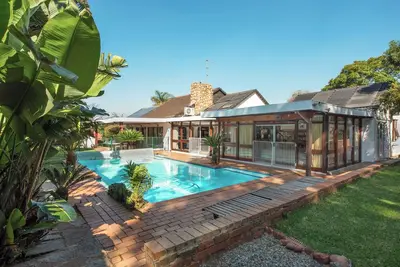Image de Stunning Luxury Mansion, Backup Power, Pool, Table Tennis, Superfast Wifi Office