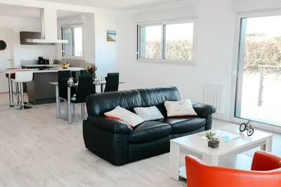 Image de 500m de la mer, maison moderne avec jardin pour 4