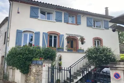 Image de Située dans un village historique, cette chambre est idéale pour voir la région.