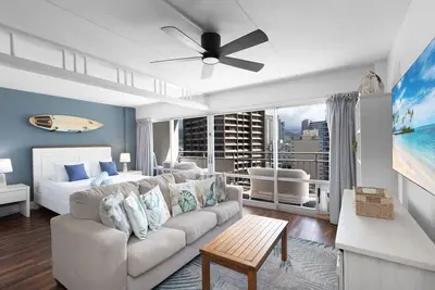 Image de Experience the vibrant city life from this cozy one-bedroom condo in the heart of Waikiki, Honolulu