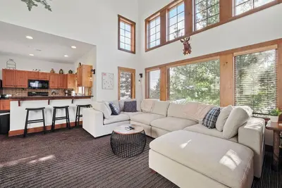 Image de Creekside Condo | 4-bedroom | Ski-in/Ski-out | Private Hot Tub and Back Deck