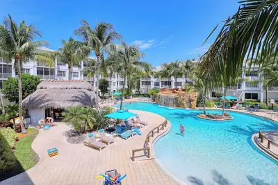 Image de Elegantly Decorated Condo with Pool View!