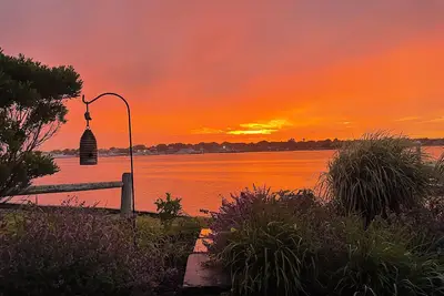 Image de Charming Waterfront Island Bungalow with Dock in Narragansett!