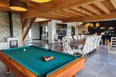 Image de Spacieux gîte contemporain avec terrasse panoramique et piscine chauffée