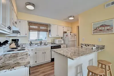 Image de Tranquil 2 Bedroom Condo in Sea Colony Resort! with Community Pool, Wifi, Tennis Courts, Private Beach and More!