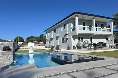 Image de Luxury Private Villa with Pool, Basketball Court & 6 Bedrooms – Sleeps 14!