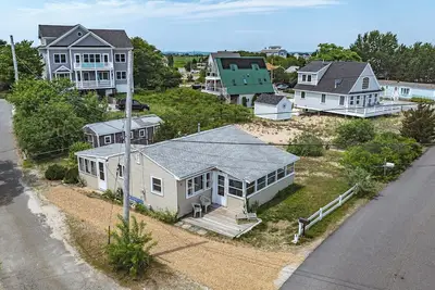 Image de Newly Listed Summer Cottage Fun Minutes from the Beach