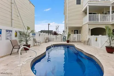 Image de Spacious 4-bedroom, 3 bath townhome with pool close to convention center
