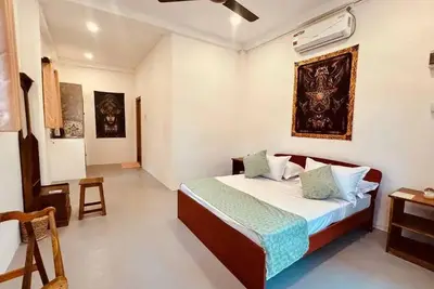 Dharma Place - Queen Room with Garden View