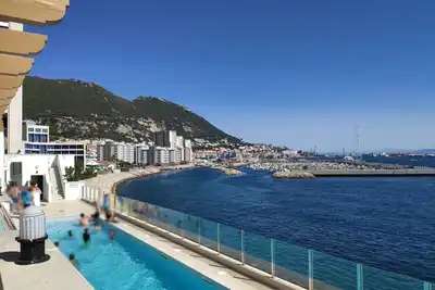 Image de Spacious 3-bedroom Seaside apartment with Pool, WiFi, A\/C and Parking