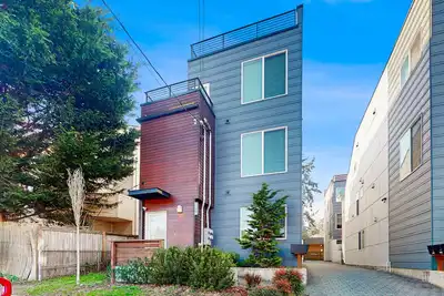 Image de Colorful luxury home with rooftop patio & Bbq grill, board games, & more!