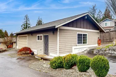 Image de Studio unit with full kitchen, W/D, fireplace, & patio area