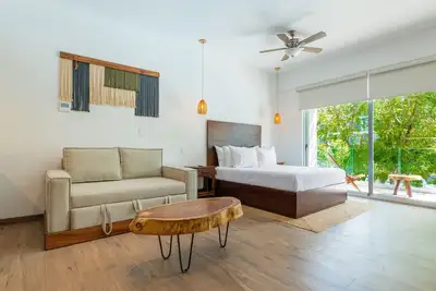 Image de Stylish studio with a private balcony and pool access in prime location
