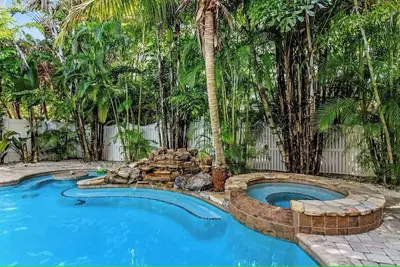 Image de Just About Gulf Front- 6 bedroom and very close to beach