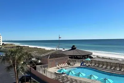Image de Beach front at Jetty East. One free beach chair set up daily.