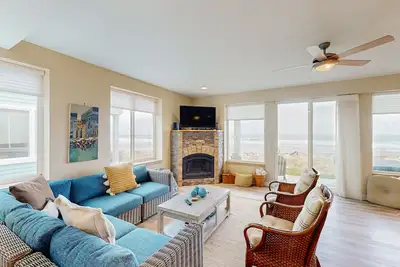 Image de Modern oceanfront home with private hot tub, patio, & gas fireplace