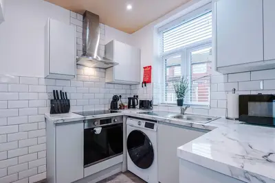 Image de New! Lovely 4 Bed Home with Parking and Garden