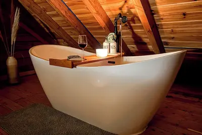Image de Serene cabin; Large Sloping Yard; Dog-friendly