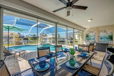 Image de Boater's dream - 3 Br villa w. heated pool and spa, boat lift, pool table, fishing poles and bikes