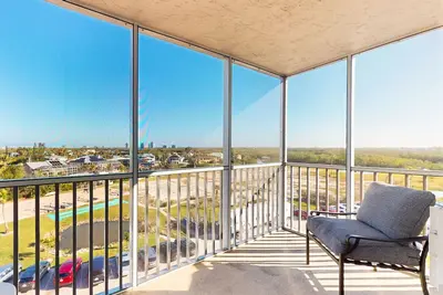 Image de Oceanfront studio with shared pool, private balcony, washer/dryer, & WiFi