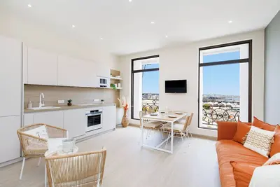 Image de 2 minutes du palais des festivals de Cannes, vue port sans vis à vis. plein centre