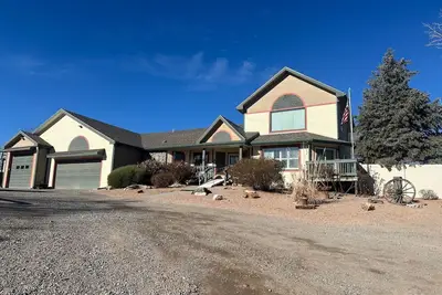 Image de Cozy Country Home, close to trails and scenic views of the Grand Valley!