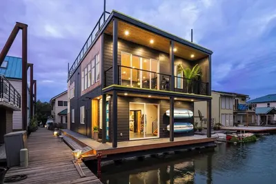 Image de Stunning Floating Home on the Willamette River!