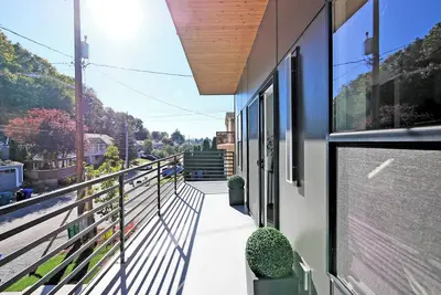 Image de Brand New Modern Home with Rooftop Terrace, Jacuzzi, Garage, and high-speed Wifi