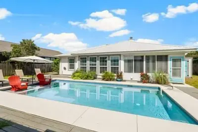 Image de Pcb West End, 5 min beach walk, pets, heated pool\/tiki bar!