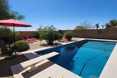 Image de Newly Remodeled Beautiful Home with Large Sparkling Pool and Game Room