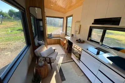 Image de Modern Cabin in the Meadow