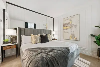Image de Elegant Luxury: 2 Beds King&Queen - 3 min walk to Convention Ctr | Valet Parking