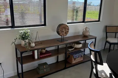 Image de Quaint Vineyard Farmhouse in Russian River Valley