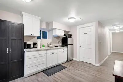 Image de Judkins Basement Suite Near Downtown & Light Rail