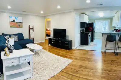 Image de Central 3 bed with fenced in yard