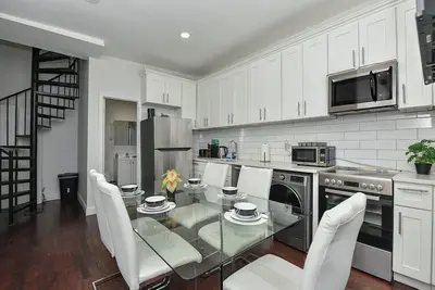 Image de Chic 3br/2ba Duplex in East Village – Prime Location & Comfort!