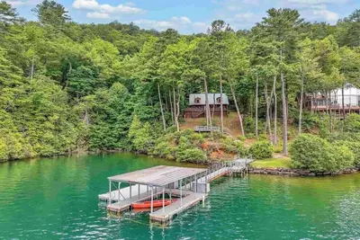 Image de Charming 4-bedroom Waterfront, WiFi, gentle slope from cabin to Lake Jocassee.