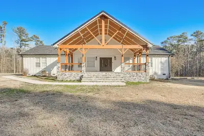 Image de 8 Mi to Jordan Lake: Spacious New Hill Home