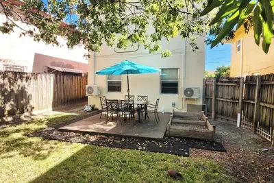 Image de Clean, well managed free parking large back yard, Clean, well managed free parking large back yard