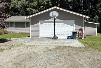 Image de A spacious coastal, country home near the ocean, highway 101 with tons of space