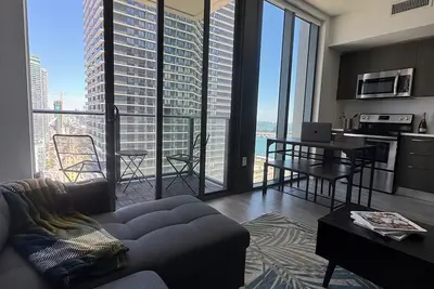 Image de \"Luxury 31st-Floor Studio Apartment with Rooftop Pool and Skyline Views in Miami