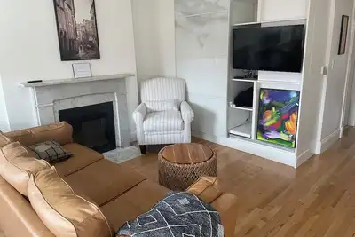 Image de Charming & Modern 2-Bedroom Brownstone with Private Deck