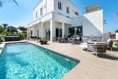 Image de Luxury beachfront villa with pool