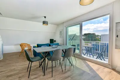 Image de Appartement 'Bel Appartement - 2min Plage' avec vue sur mer et balcon