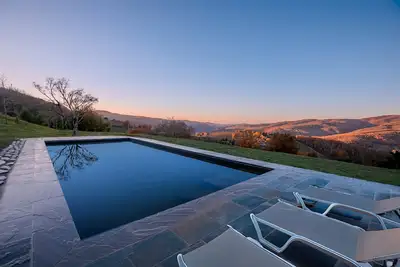 Villa 'Le Rondini' avec vue sur les montagnes, piscine privée et Wi-Fi