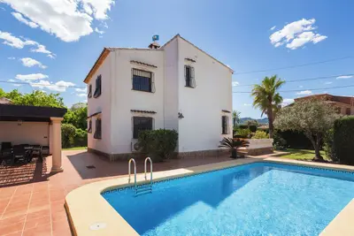 Villa 'Terry' avec vue sur les montagnes, piscine privée et climatisation