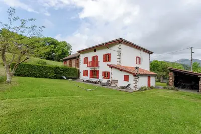 Image de Grande Maison Basque Etxaluzenea à Saint-Étienne-de-Baïgorry, Jacuzzi, Proche Montagnes