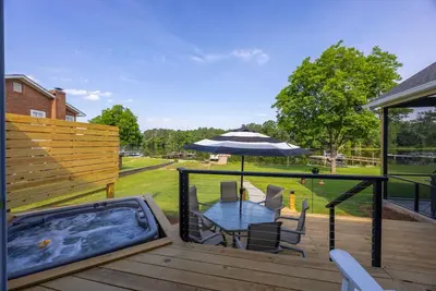 Image de Bluebird Bay with Hot Tub & Outdoor Area | Sleeps 8