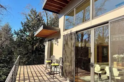 Image de Luxury Family Escape: Pet-Friendly Mercer Island Retreat w/ Pool Table & Patio