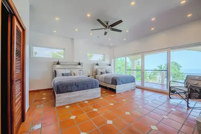 Image de Hawkz House Unit 2: Oceanfront 3-bedroom House with pool, Ac, and wifi